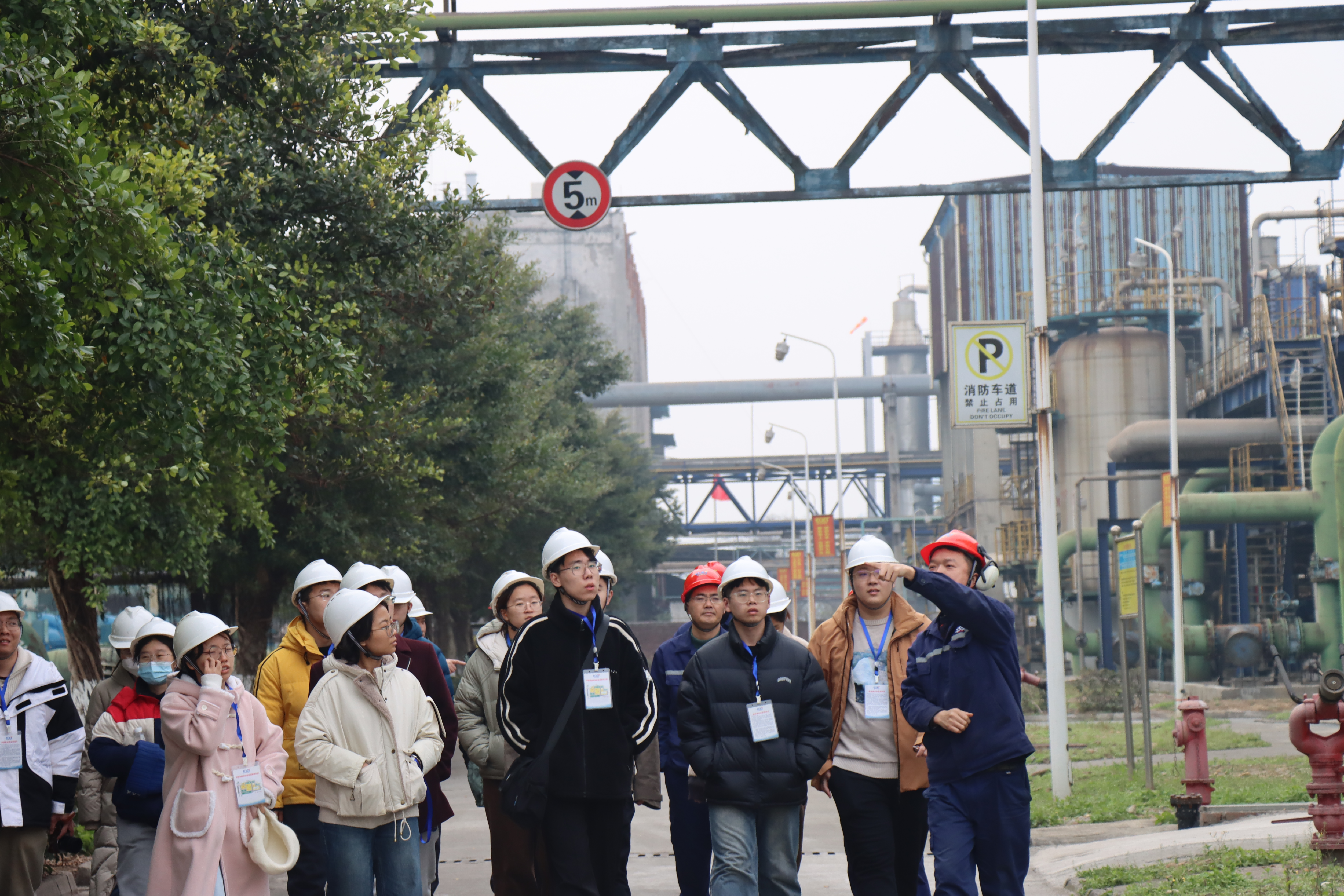 20240301-学思践悟启新程，挺膺担当绘青春——2024 年金沙集团3354cc研究生寒假社会实践总结回顾-化工系、环境学院和化学系“清渝谋化”实践支队-支队成员实地参访化工企业.png