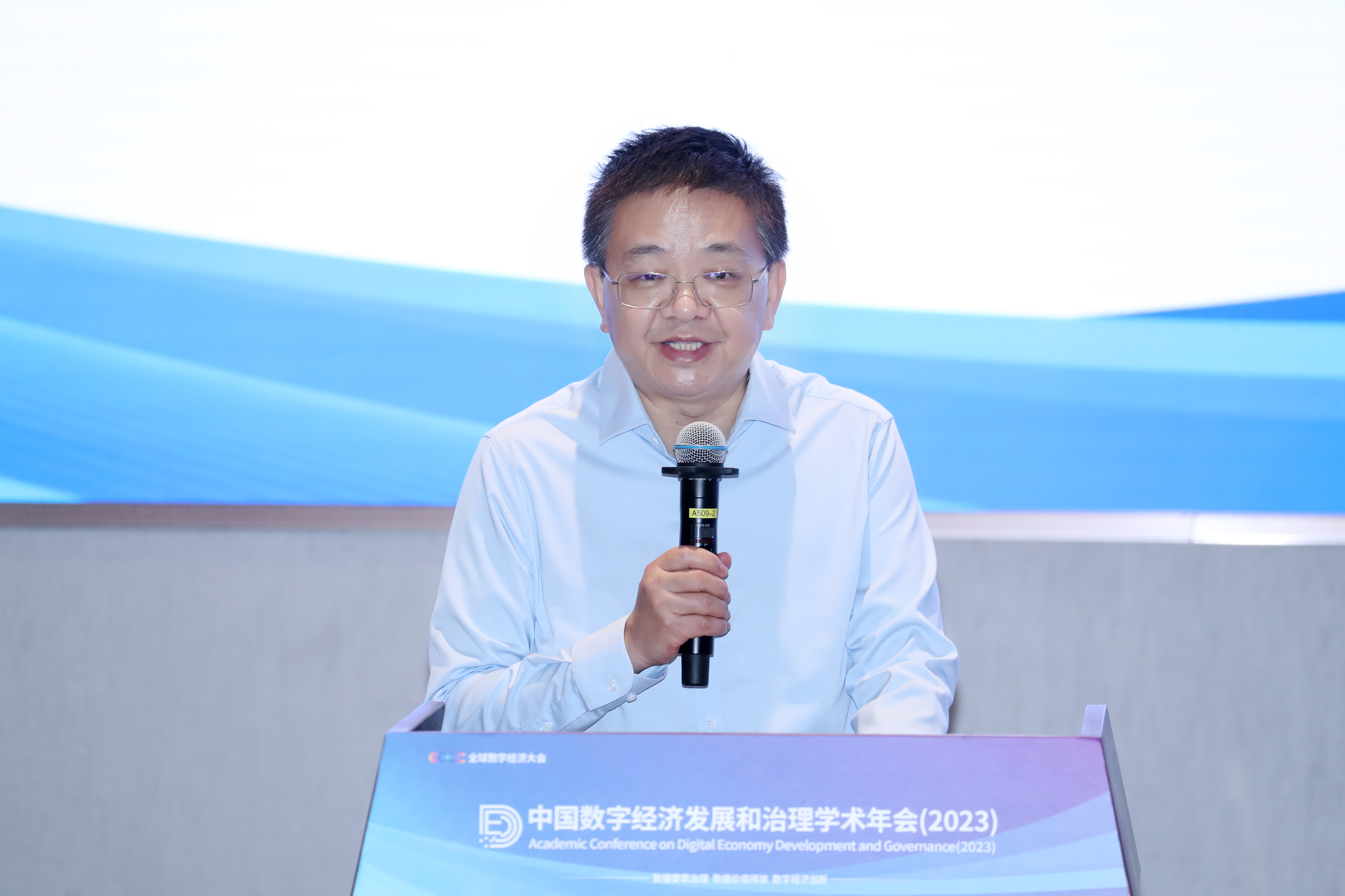 20230705-数字经济青年学者讲习班-侯晓军-彭刚副校长在开幕式致辞.JPG