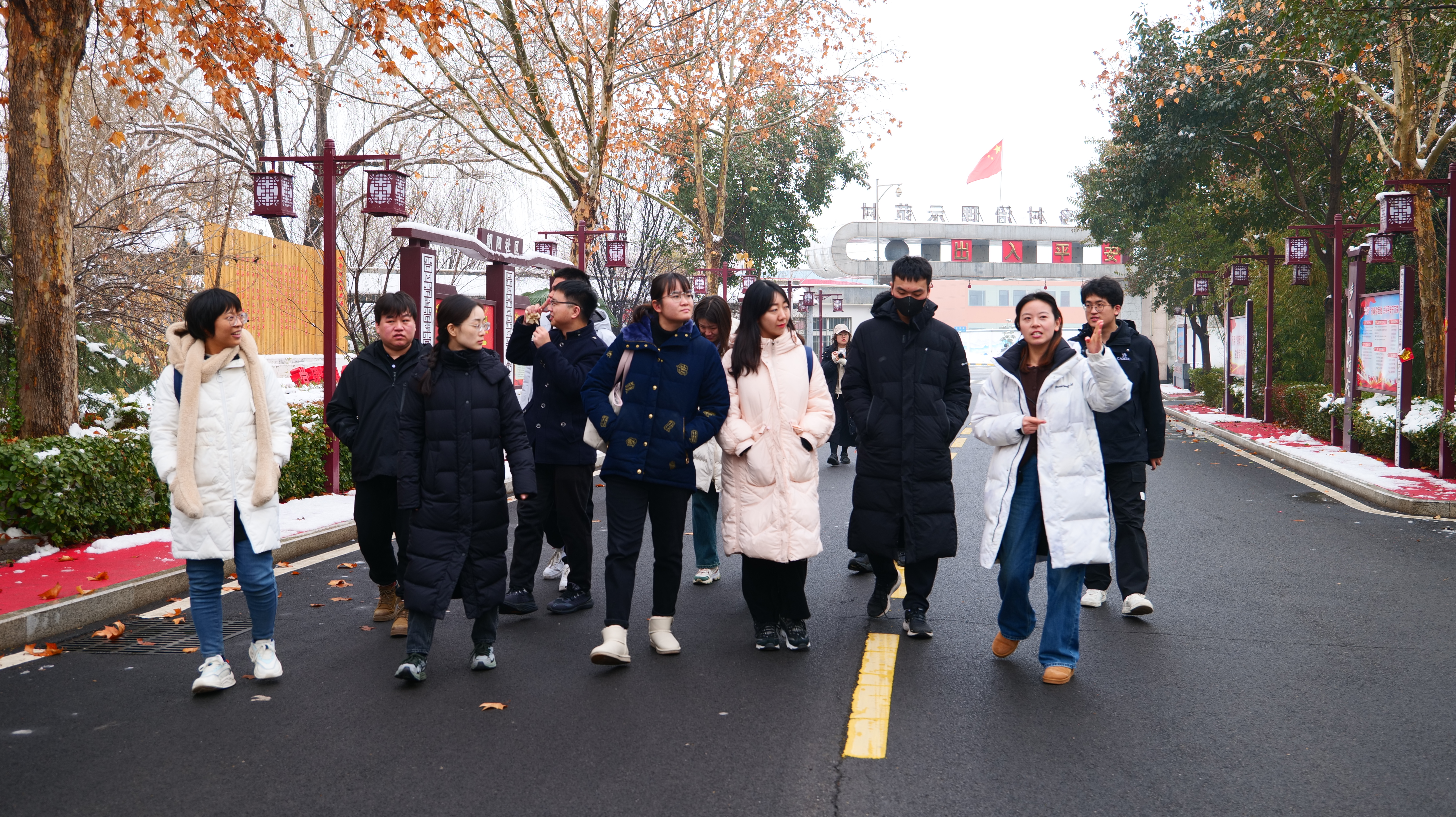 20240219-学思践悟挺膺行，青春建功新时代——2024年金沙集团3354cc研究生寒假社会实践纪实（一）-“豫见青年”实践支队-支队成员参观调研东大阳堤村.jpeg