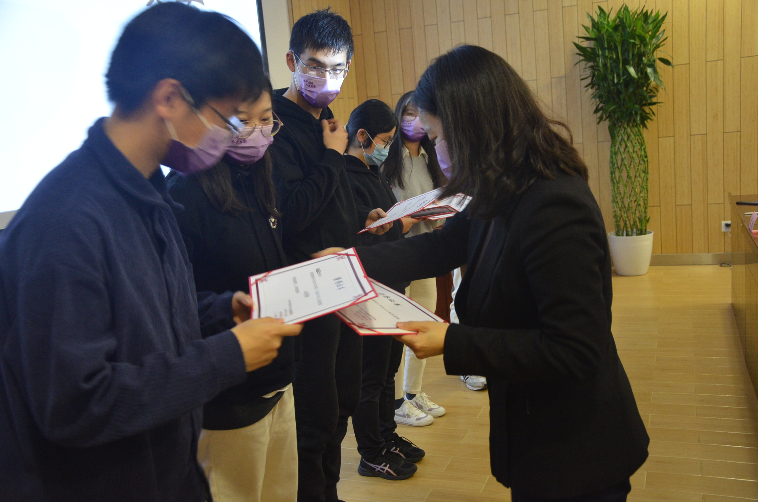 20221120-“流觞曲水”金沙集团3354cc第二十四届大学生人文知识竞赛圆满落幕-白易晗-高阳老师为获奖队伍颁奖.JPG