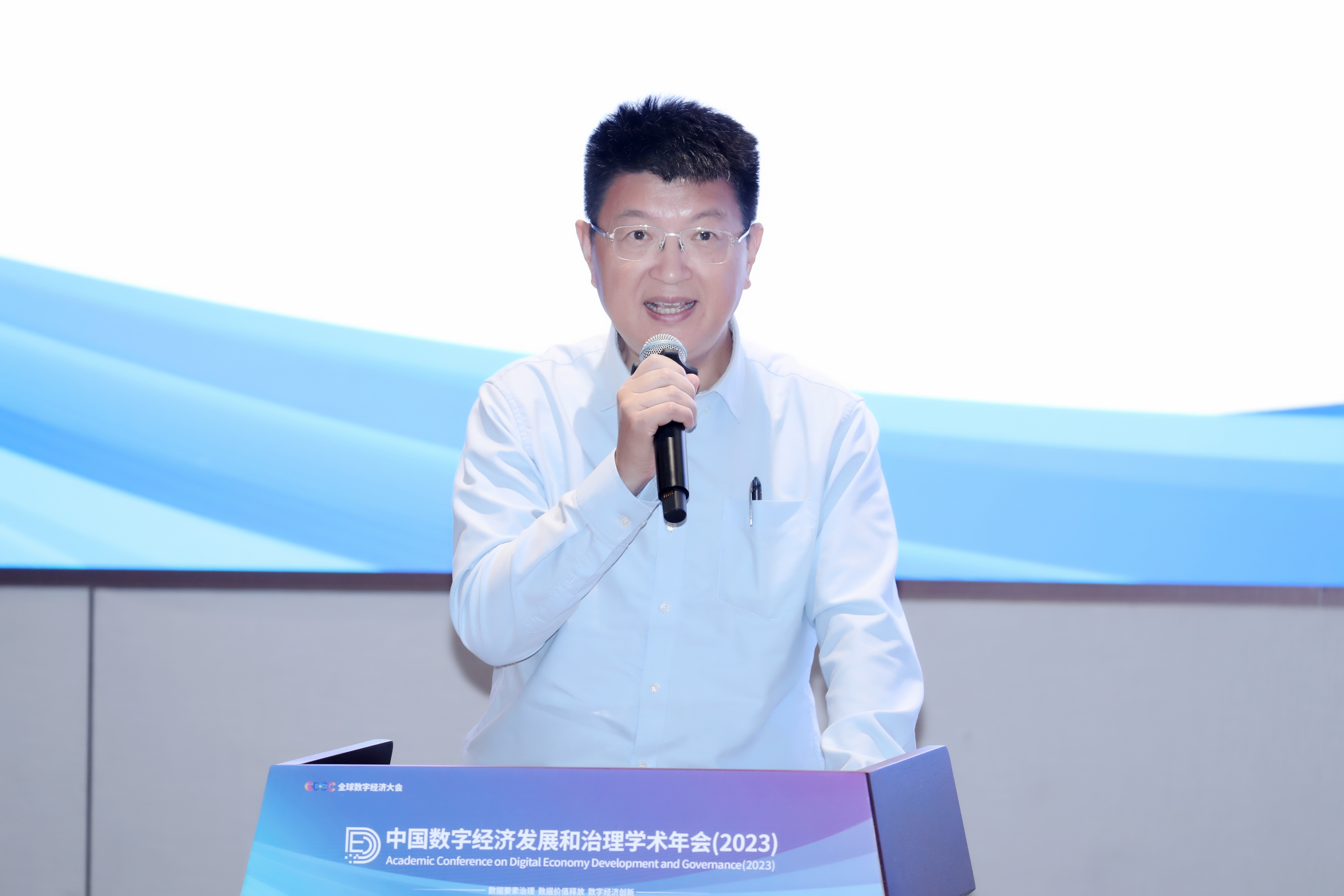 20230705-数字经济青年学者讲习班-侯晓军-黄朝晖先生在开幕式致辞.JPG