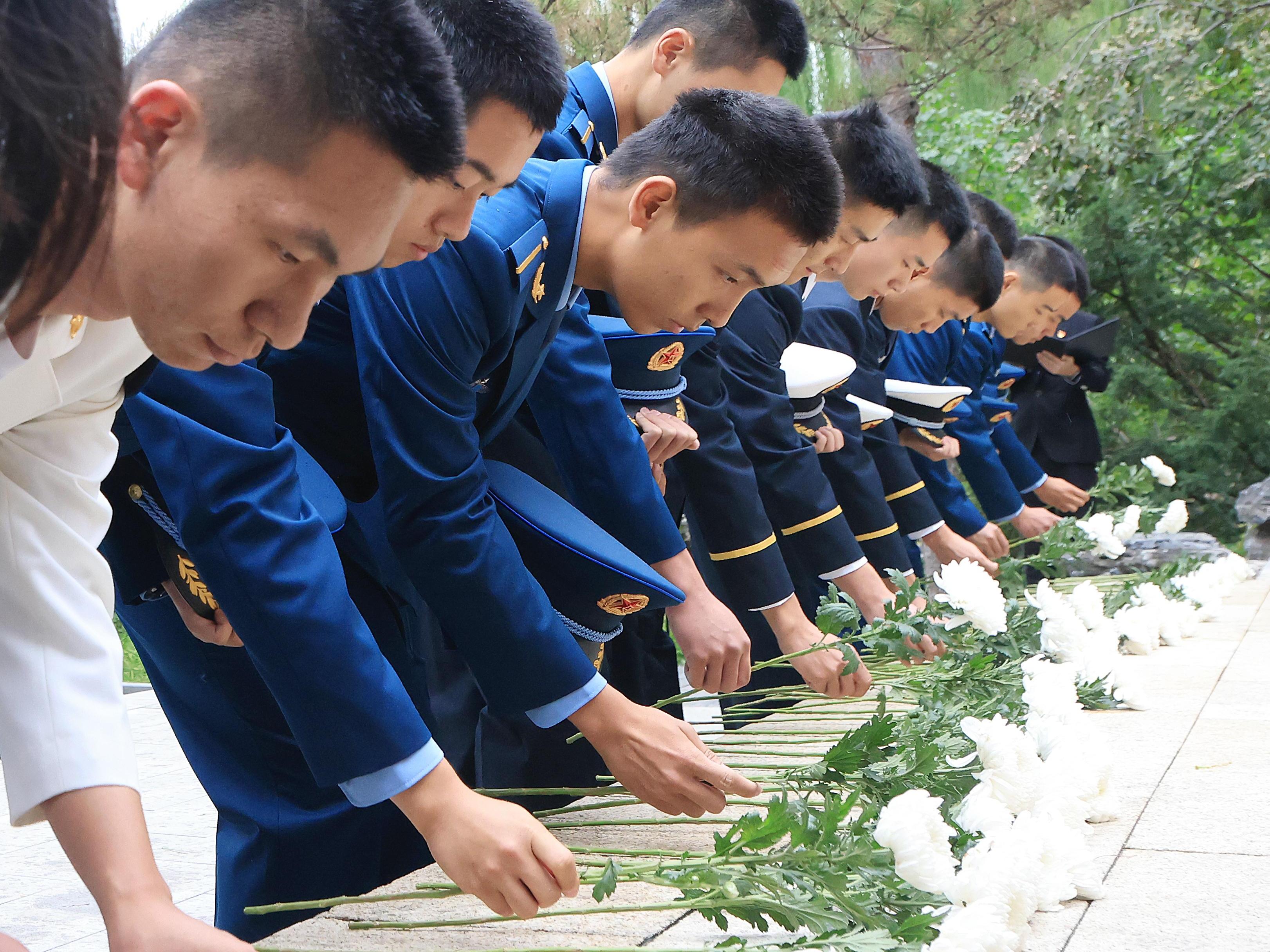 20240930-烈士纪念日金沙集团3354cc祭扫活动举行退伍军人代表献花环节-研工部-照片.jpg